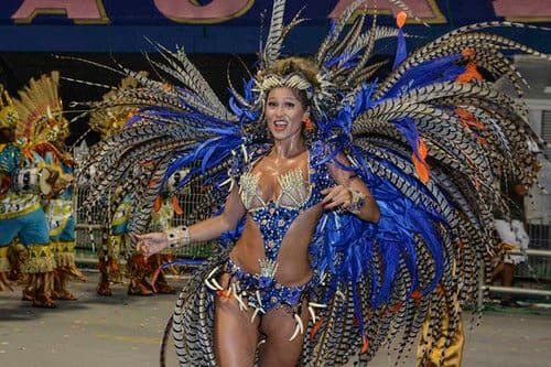 Lívia Andrade se atrasa para desfile e gera mal-estar em escola de samba