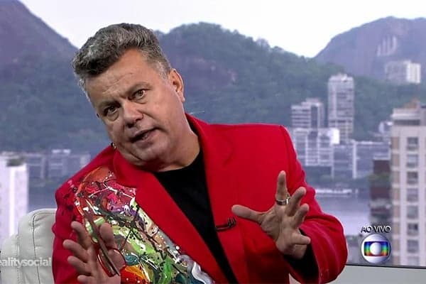 Milton Cunha rouba a cena na apuração do Carnaval do Rio e vira meme