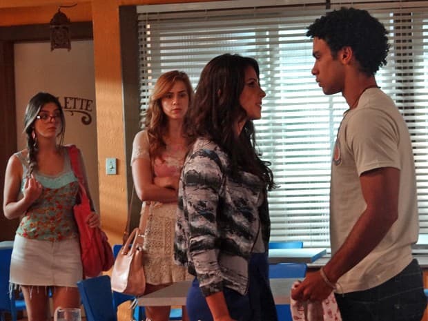 “Alto Astral”: Liz “junta” Emerson e Gaby
