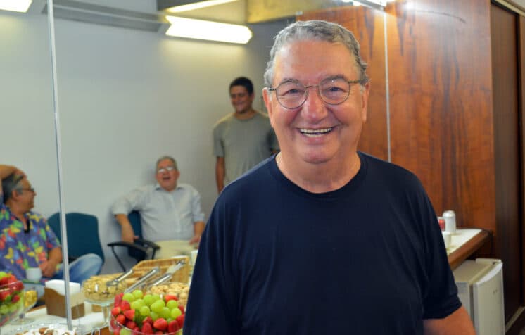 Longe da TV, Caçulinha reaparece em programa de Ronnie Von
