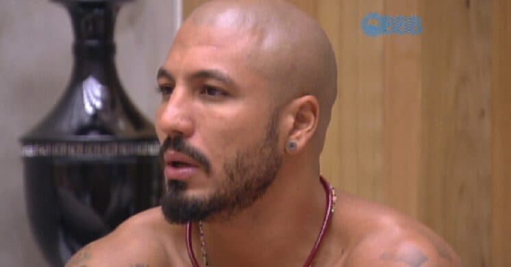 "BBB15": Fernando critica quem está de "plantão" ao lado do Big Fone