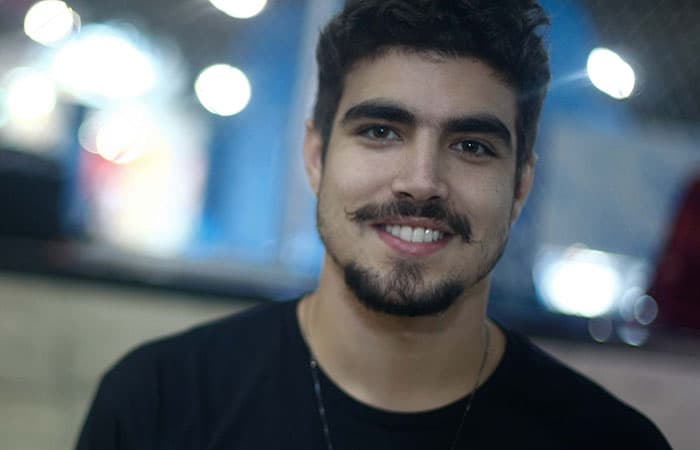 Caio Castro faz tatuagem falsa para viver personagem; confira!
