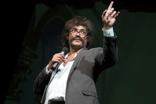 "Pânico" cria "igreja" em teatro no interior de São Paulo