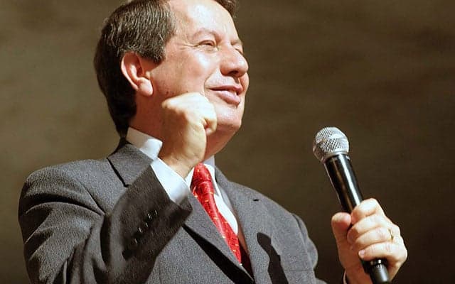 Pela primeira vez na TV, pastor disputa audiência contra ele mesmo; entenda!