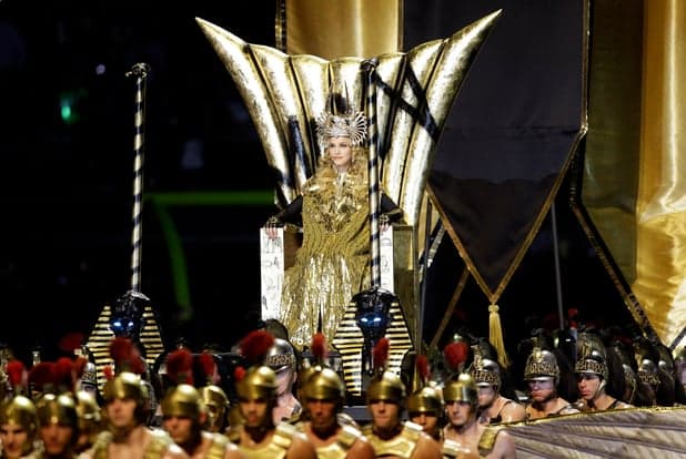 Durante premiação, Madonna sofre acidente ao cantar ‘‘Living For Love’’