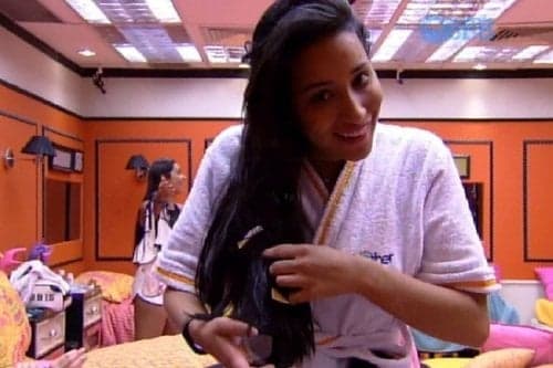 "BBB15": Talita vira piada ao aparecer com pacote de preservativo preso no cabelo