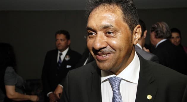 Tiririca é criticado ao posar "dormindo" no Congresso