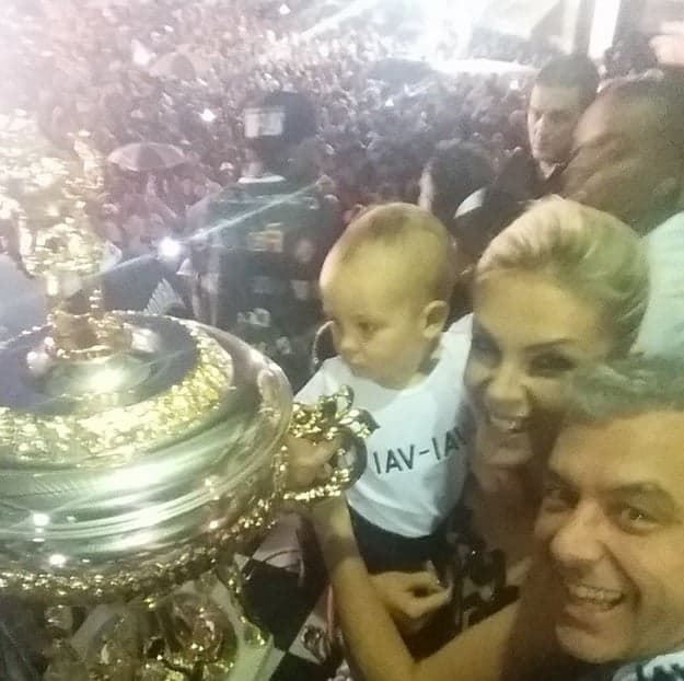 Ana Hickmann leva o filho na quadra da Vai-Vai para comemorar título da escola