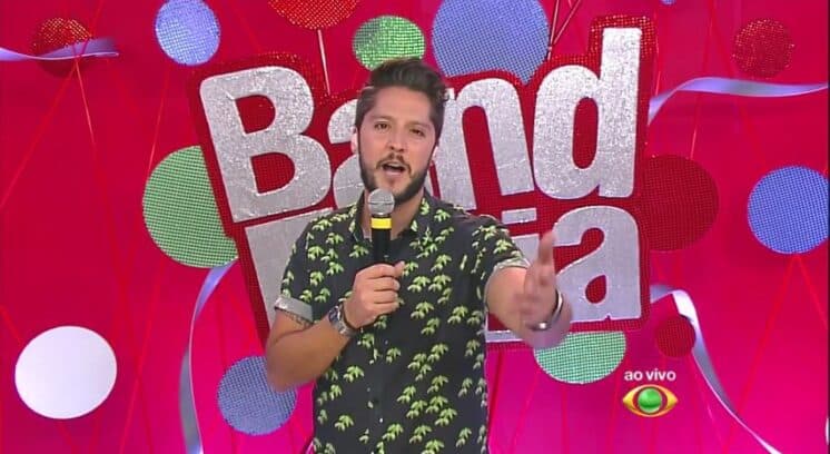 Vídeo: André Vasco comete gafe e quase chama "Band Folia" de "SBT Folia"