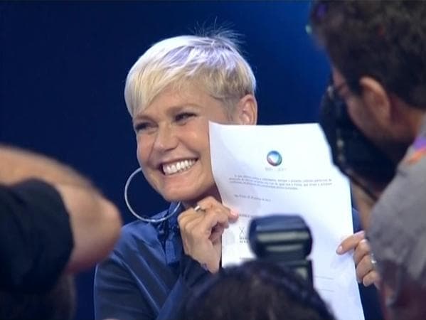 Xuxa finalmente assina contrato com a Record; Confira as fotos!