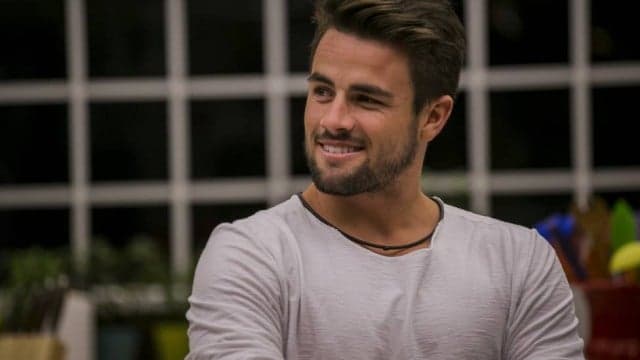 Fora do "BBB", Rafael pretende fazer amor com Talita em banheiro de avião