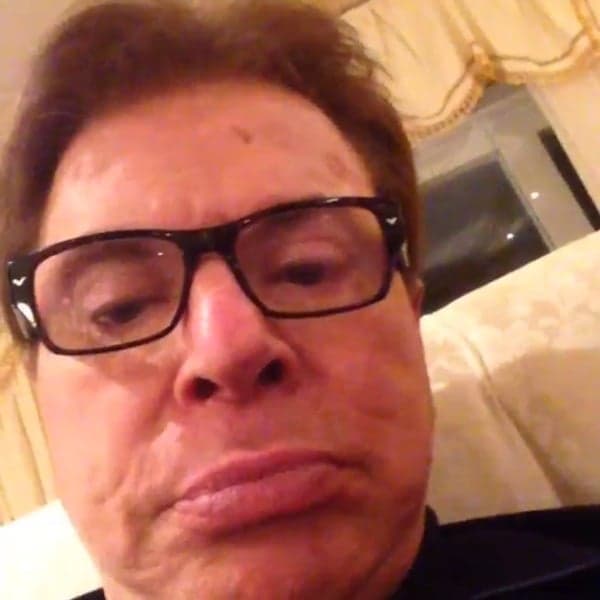 Silvio Santos faz sucesso na internet ao aparecer tentando fazer selfie; assista!