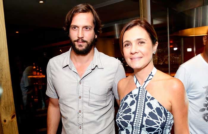 Elenco da novela "Babilônia" se reúne para assistir ao primeiro capítulo da novela