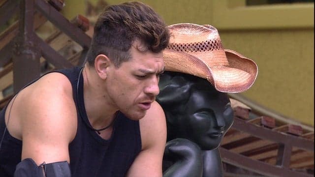"BBB15": Cézar desabafa com estátua: "Mesmo eu pegando o Líder, sou alvo"