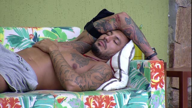 "BBB15"; Após noite com Amanda, Fernando vai ao confessionário: "Espero que entenda!"
