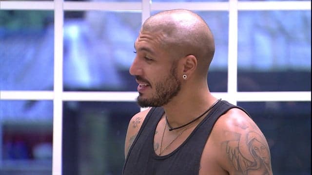 "BBB15" - Fernando tenta manipular Amanda: "A gente não pode deixar eles combinarem voto"