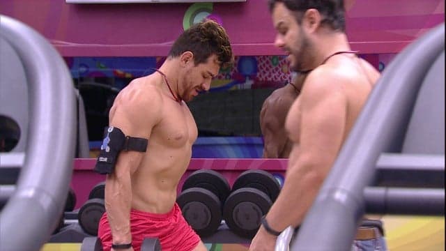 "BBB15": "Prefere Aline ou Amanda?", questiona Cézar a Adrilles