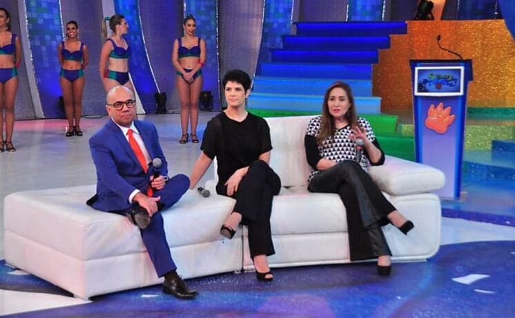 "Sábado Total" é marcado por debate político entre Sonia Abrão e Agnaldo Timóteo