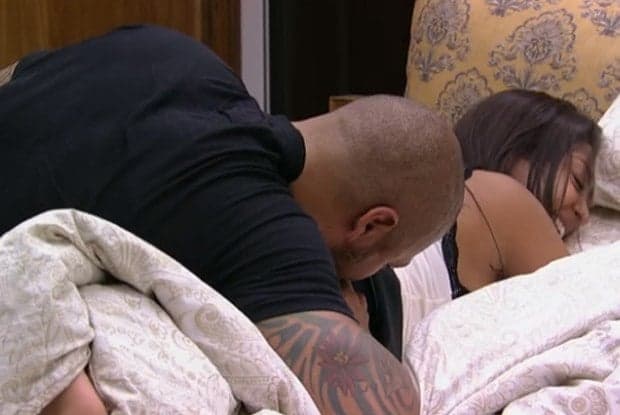 “BBB15” - Fernando morde o bumbum de Amanda que se diverte: "Que delícia"