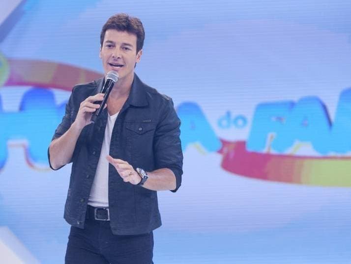 Em dia de protestos, Rodrigo Faro apresenta programa ao vivo