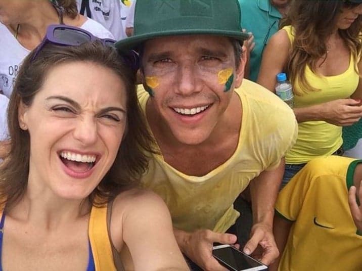 Famosos comparecem em ato contra Dilma