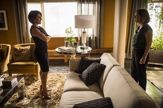 "Babilônia": Viúva e falida, Inês volta ao Brasil, ameaça Beatriz, mas fará trabalho sujo para a "amiga"