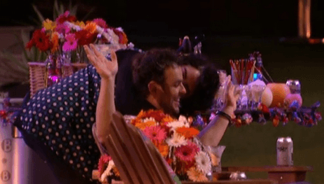 “BBB15” – Mariza resolve sensualizar estimulada por Amanda
