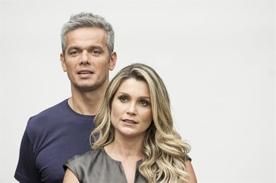 Sem querer, Otaviano Costa revela parte do bumbum de Flávia Alessandra