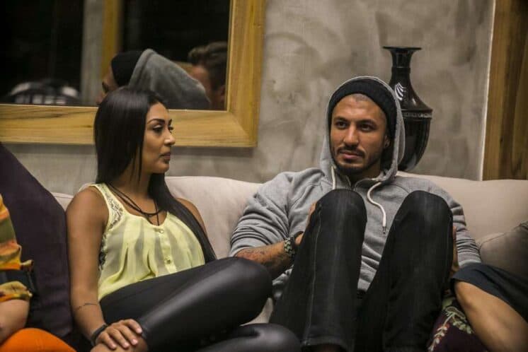 “BBB15” – Fernando e Amanda dormem juntos no quarto do líder em meio a brincadeiras e toques