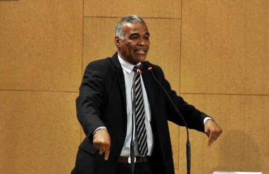 "Toda novela tem essa sujeira agora”, diz deputado sobre casais gays