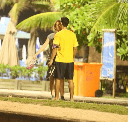 Após negarem namoro, Sophia Abrahão e Sergio Malheiros são flagrados se beijando no Rio