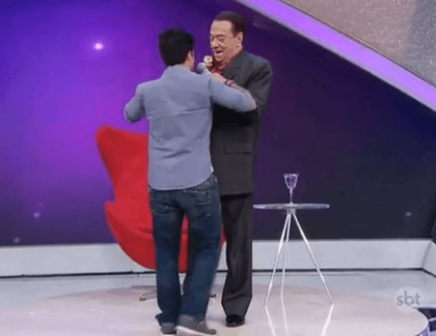 Raul Gil faz pergunta constrangedora para Thammy Miranda e ele responde