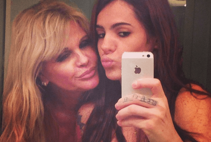 Monique Evans é pega de surpresa por Cacá Werneck ao ser pedida em casamento: "Vamos nos casar"