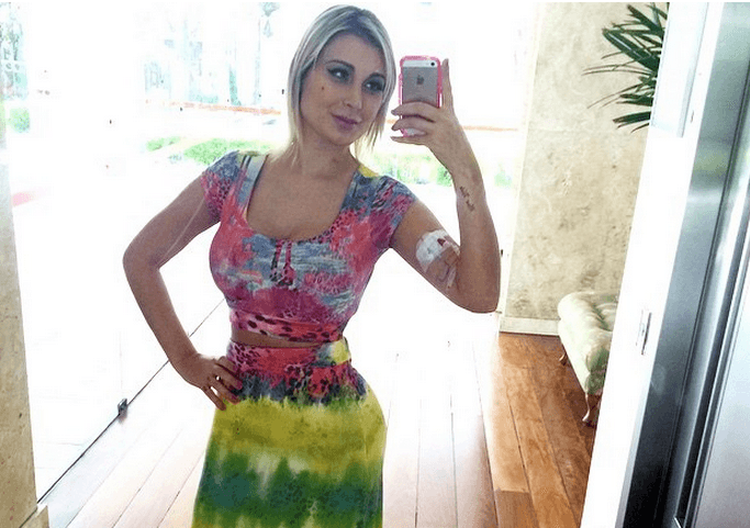 Andressa Urach deixa hospital e vai agradecer no Templo de Salomão