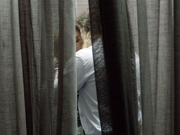 "Babilônia": Beatriz fica com homem desconhecido em provador de loja