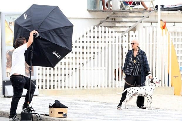 Com cabeça raspada, Betty Lago posa para ensaio fotográfico
