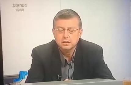 Vídeo da Hora: Comentarista de afiliada da RedeTV! desmaia ao vivo