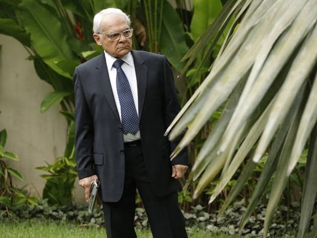 "Império": Silviano aponta arma para José Alfredo; saiba como será