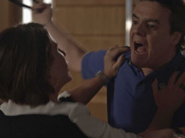Pai e filho brigam em "Babilônia"; Guto leva surra de cinto