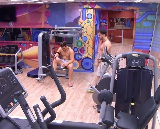 "BBB15": Cézar fica surpreso ao descobrir relacionamento de Amanda e Fernando
