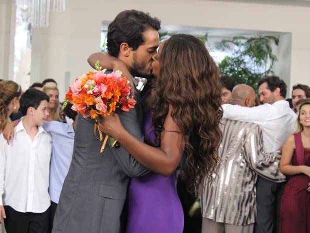 "Império":   No casamento de Cristina, Juju Popular pega o buquê e provoca ciúmes!