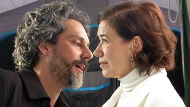 "Império": Após salvar vida de Zé Alfredo, Maria Marta ganha beijo na boca