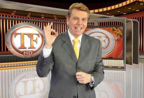 Apresentador do TV Fama, Nelson Rubens quebras regras, é humilhado em praça pública e dispara: "Na França pode"