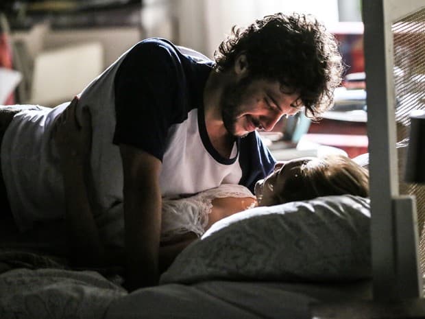 "Sete Vidas": Pedro volta de Fernando de Noronha e dorme com Júlia