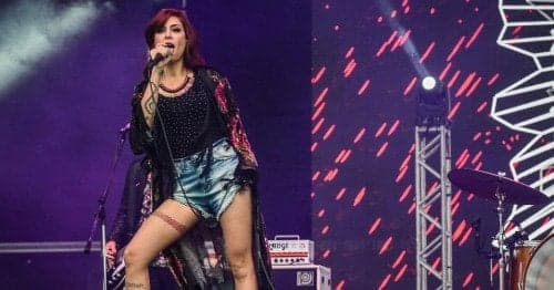 Cantora Pitty publica foto amamentando sua filha Madalena