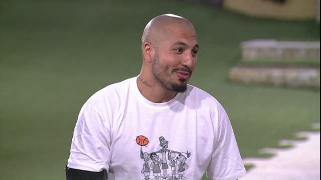 "BBB15": internauta flagra Fernando com suposto celular no quarto do líder; confira!
