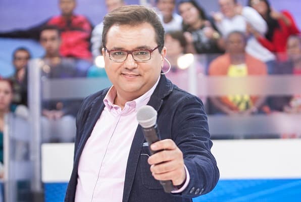 "Domingo Show" fecha mais um mês na vice-liderança