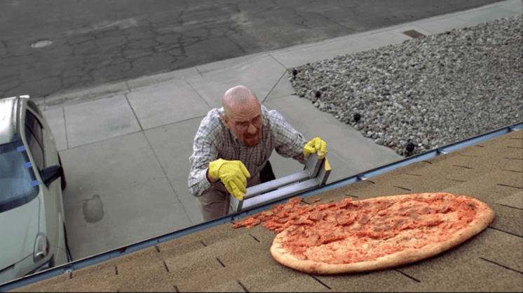 Fãs de "Breaking Bad" jogam pizzas em cima da casa que serviu de cenário para a série; autor repreende