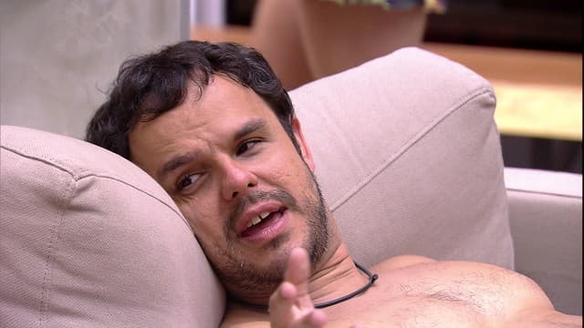 "BBB15": Adrilles tem comportamento estranho e assusta Cézar