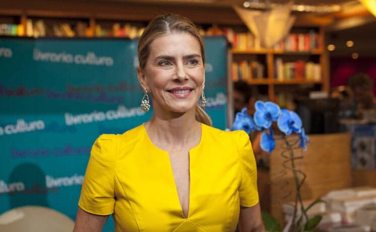 Maitê Proença promete ficar "peladíssima" em programa se time subir de divisão